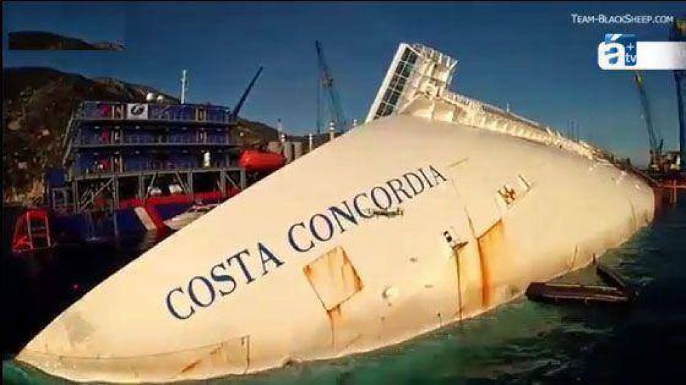 Im�genes a�reas in�ditas a m�s de un a�o del naufragio del Costa Concordia