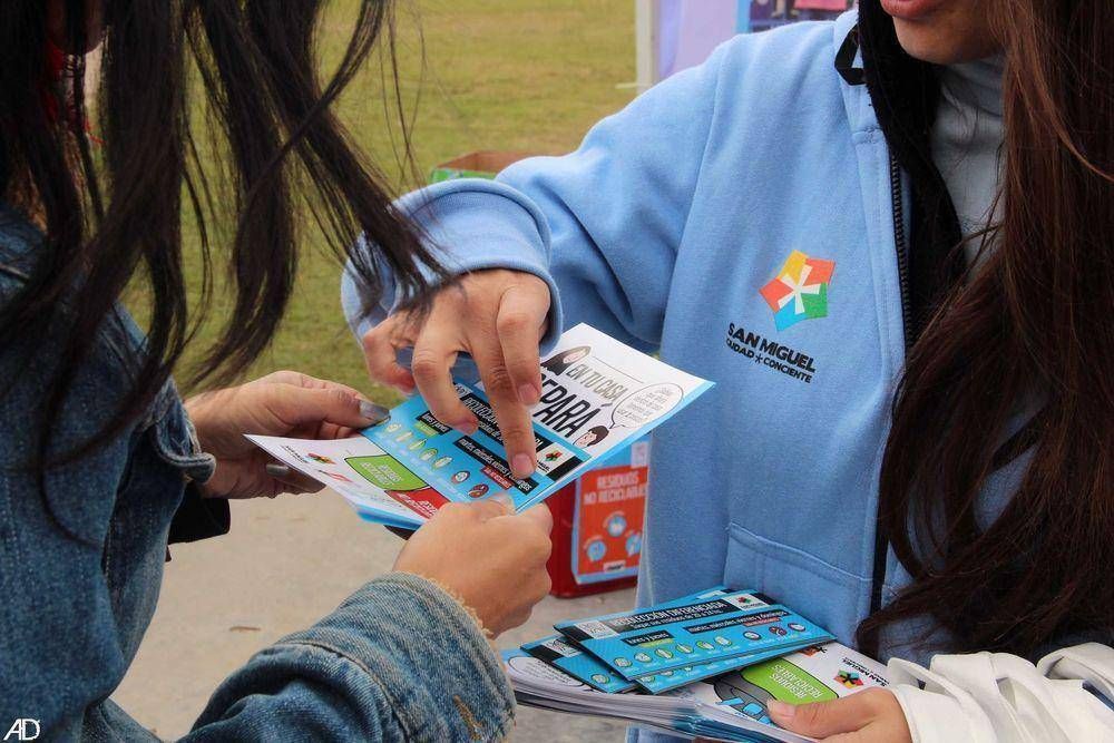 Contin�an informando en los hogares de San Miguel el Programa de Reciclado