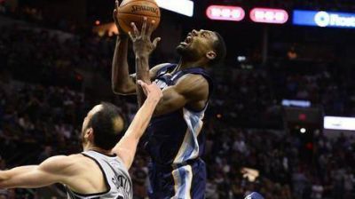 La dura falta de Gin�bili que casi les cuesta el partido a los Spurs