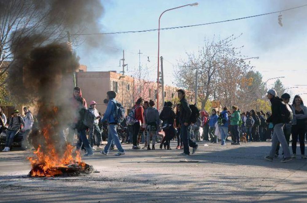 Estudiantes cipole�os quieren opinar sobre las horas libres