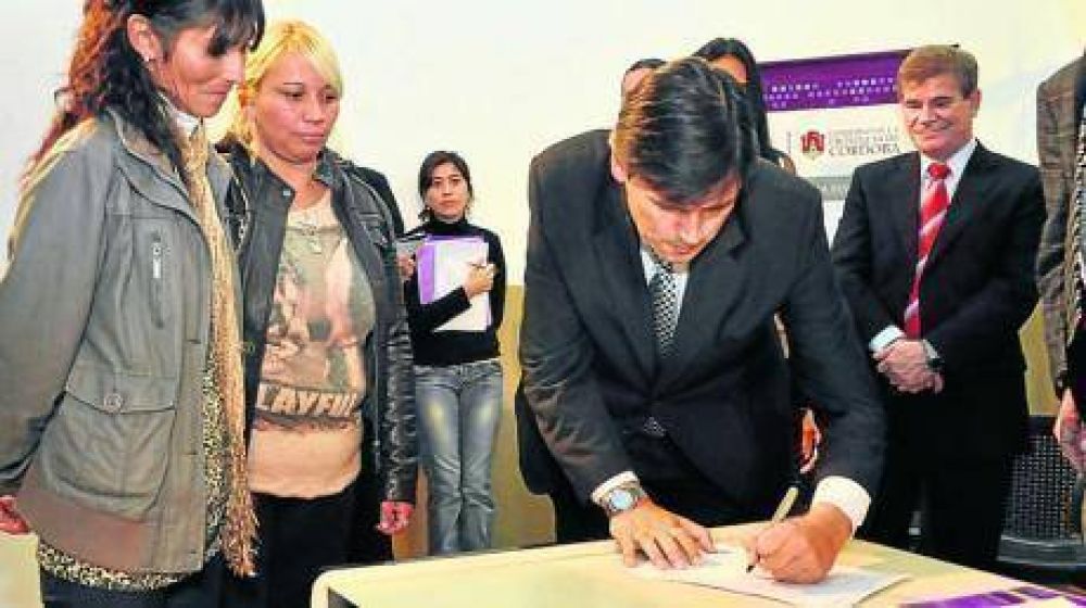 La Provincia entreg� lotes a cooperativas