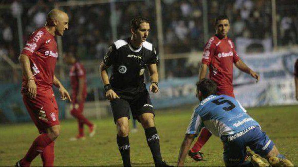 Noche de empate, expulsados, garra e insultos en el Monumental
