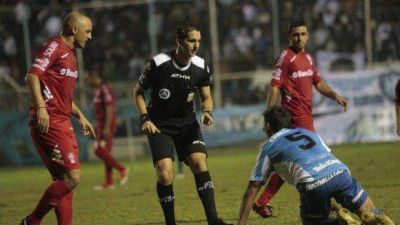 Noche de empate, expulsados, garra e insultos en el Monumental