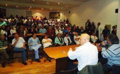 Asamblea de municipales de Vicente L�pez en reclamo de un aumento salarial