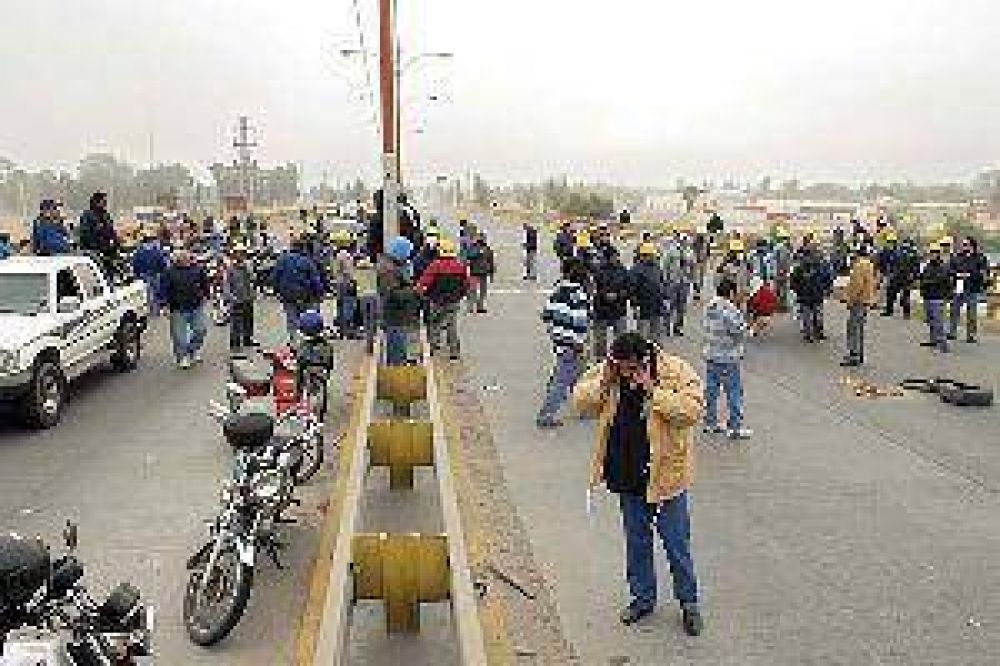 Caos vehicular en la autopista por fuerte protesta de la Uocra podr�a repetirse hoy