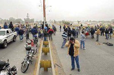 Caos vehicular en la autopista por fuerte protesta de la Uocra podr�a repetirse hoy