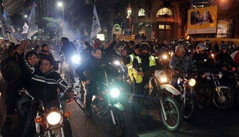 Motoqueros se movilizaron contra el cobro de estacionamiento