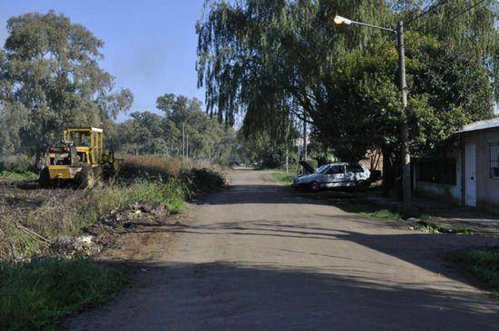Obras P�blicas trabaj� en la limpieza de un terreno del barrio las Acacias para mejorar la seguridad del lugar 