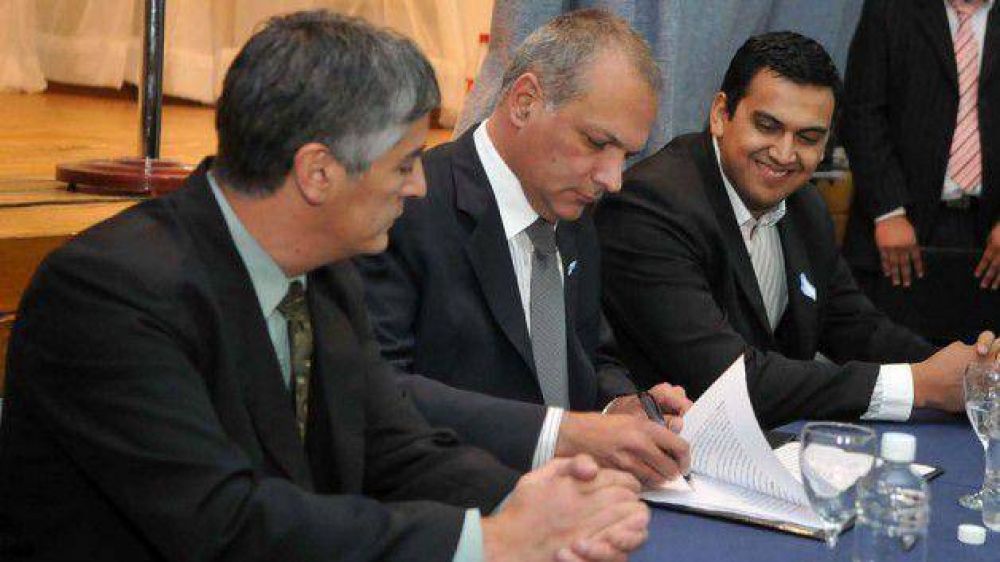 Buzzi firm� convenio para la construcci�n de viviendas en Gobernador Costa
