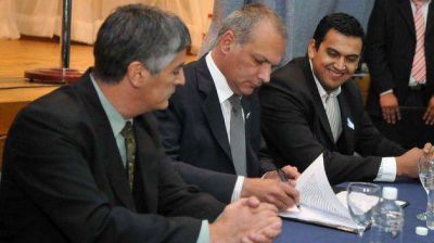Buzzi firm� convenio para la construcci�n de viviendas en Gobernador Costa