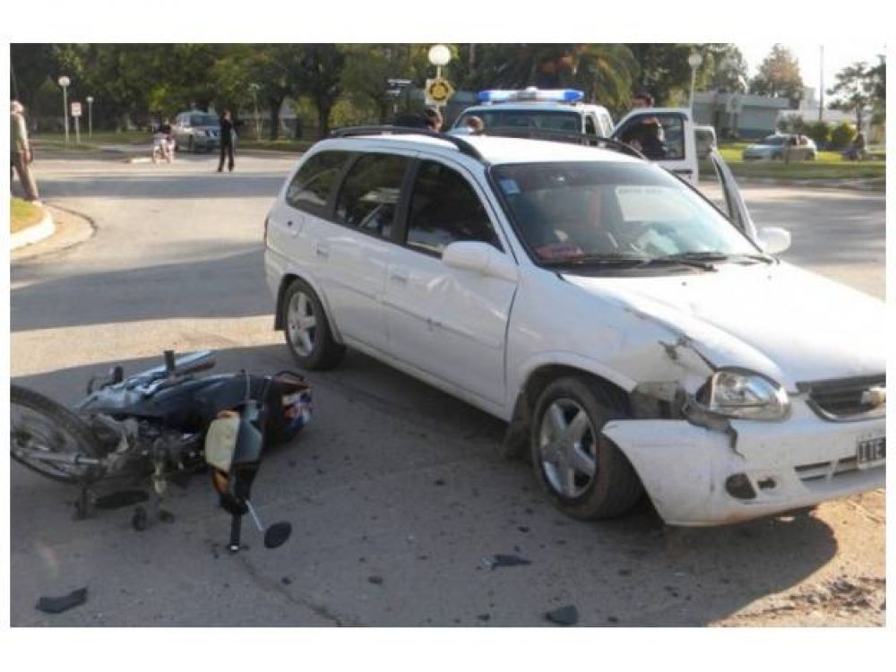 Una motociclista sufri� golpes y fracturas en un accidente vial