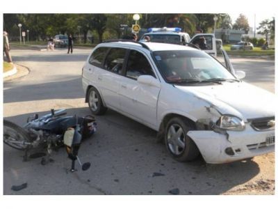Una motociclista sufri� golpes y fracturas en un accidente vial