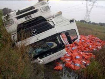 Volc� otro cami�n que iba cargado de cebollas