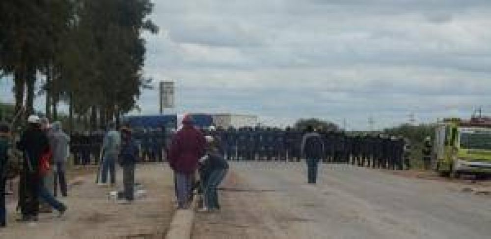 Seis polic�as heridos en violento desalojo en el acceso a Castelli, tras nuevo corte de manifestantes