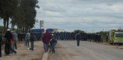 Seis polic�as heridos en violento desalojo en el acceso a Castelli, tras nuevo corte de manifestantes