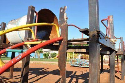 Peligro: juegos infantiles rotos en la costanera de Posadas