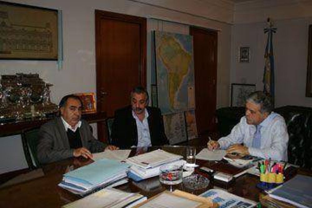 De Vido firma adquisici�n de nuevo equipamiento para YCRT