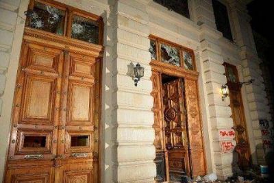 No hubo sesi�n en Diputados y manifestantes provocaron serios destrozos en la Legislatura