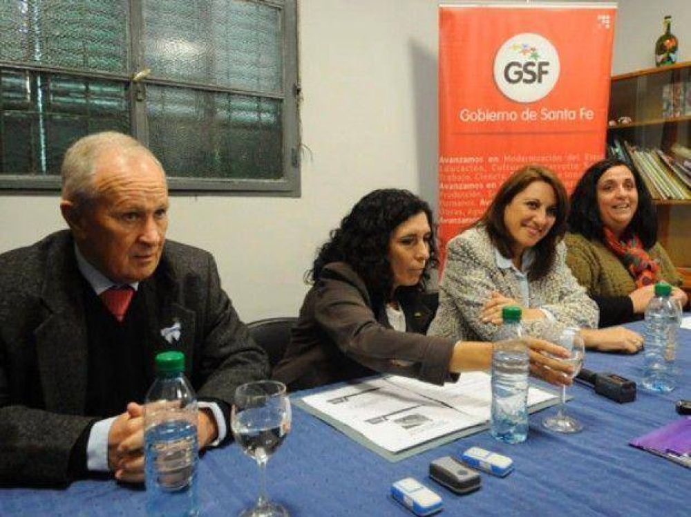 Violencia de g�nero: provincia y municipio presentaron el bot�n antip�nico