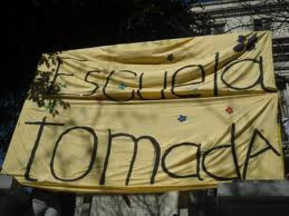 Alumnos se mostraron armados en la toma de la escuela secundaria N� 72 en el barrio Libertad