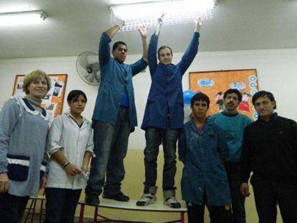 Alumnos del Angel Gallardo crearon protectores para las luces del Jard�n N� 908
