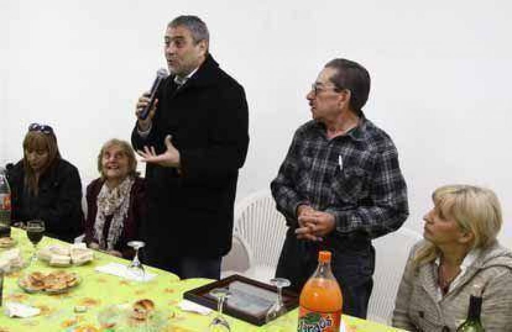 Ferraresi visit� el centro de jubilados �2 de Abril� en su 23� aniversario
