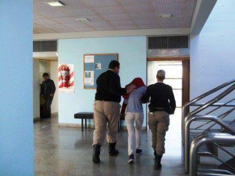 Una madre fue acusada de prostituir a su hija