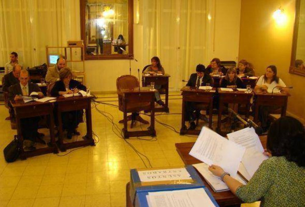Concejales piden no pautar en radios fuera de la ley