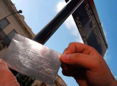 Piden se�alizar con Sistema Braille calles, paradas de colectivos y edificios p�blicos