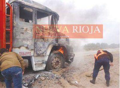 Un incendio destruy� totalmente un cami�n en cercan�as de Catuna