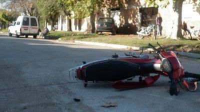 Serios da�os por un choque entre un auto y una moto