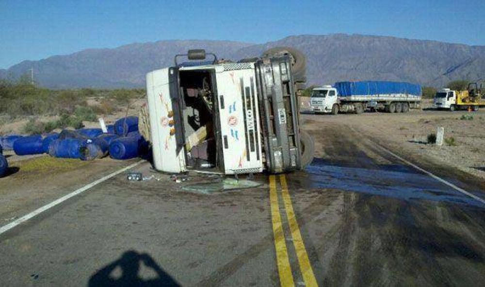 Cami�n que trasportaba aceitunas en bidones volc� en ruta