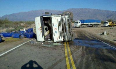 Cami�n que trasportaba aceitunas en bidones volc� en ruta