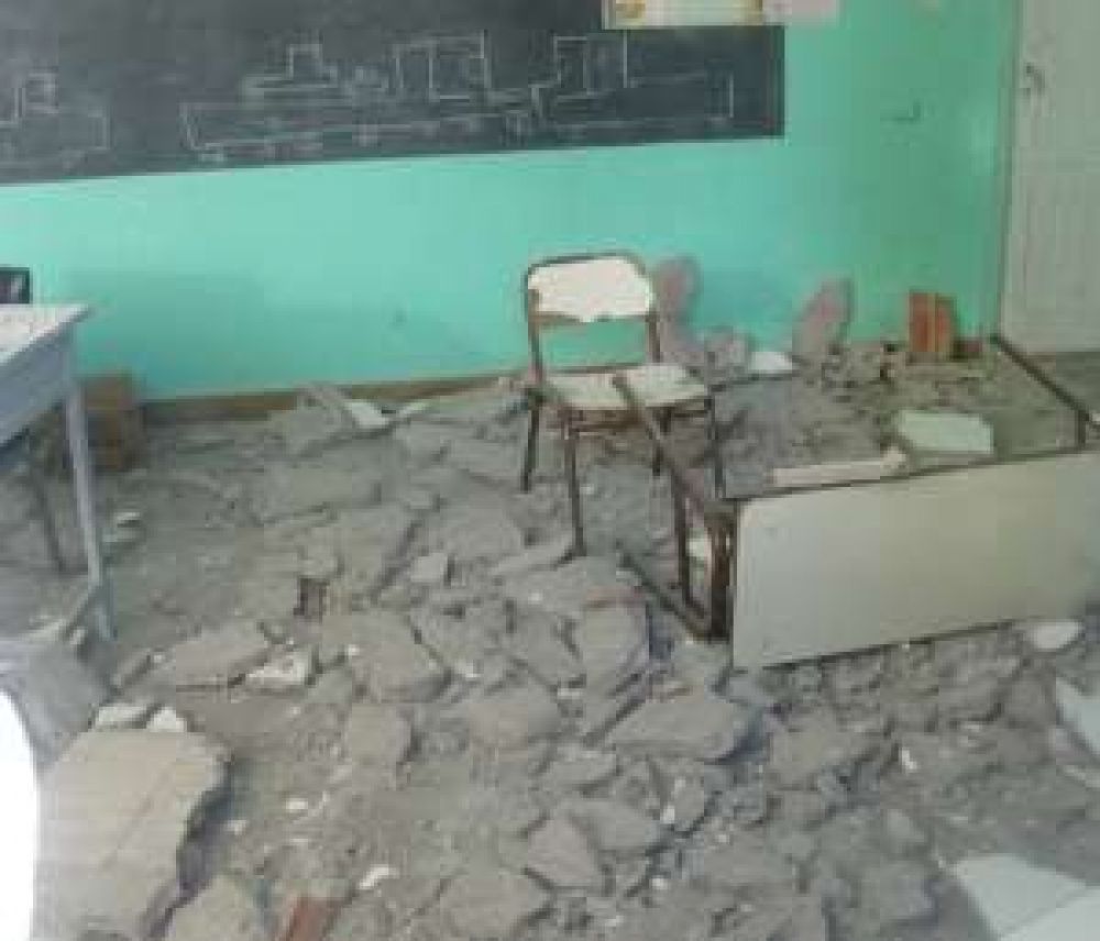 Arquitectura clausur� tres aulas por techos inseguros