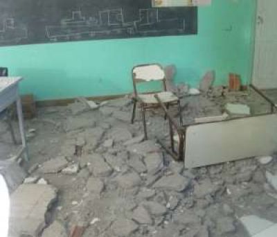Arquitectura clausur� tres aulas por techos inseguros
