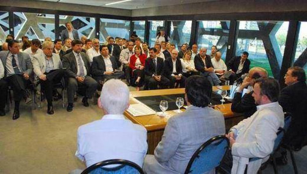De la Sota busca descomprimir con m�s promesas el l�gico enojo de los intendentes