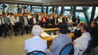 De la Sota busca descomprimir con m�s promesas el l�gico enojo de los intendentes