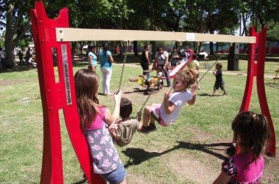 Las plazas de Carlos Paz tienen juegos hechos con lo reciclado