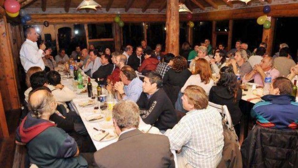 Buzzi se reuni� con militantes del PJ en Lago Puelo