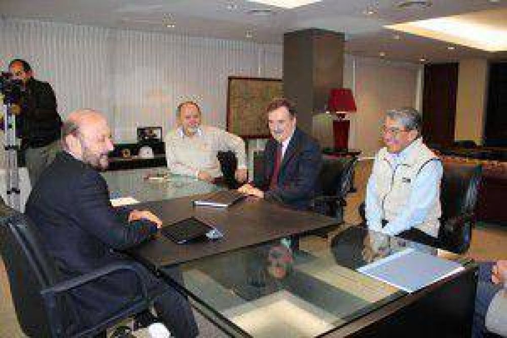 El gobernador con el director del Instituto Balseiro y el f�sico formose�o Granada