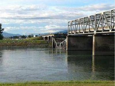 Susto en Washington: colaps� un puente mientras circulaban varios veh�culos