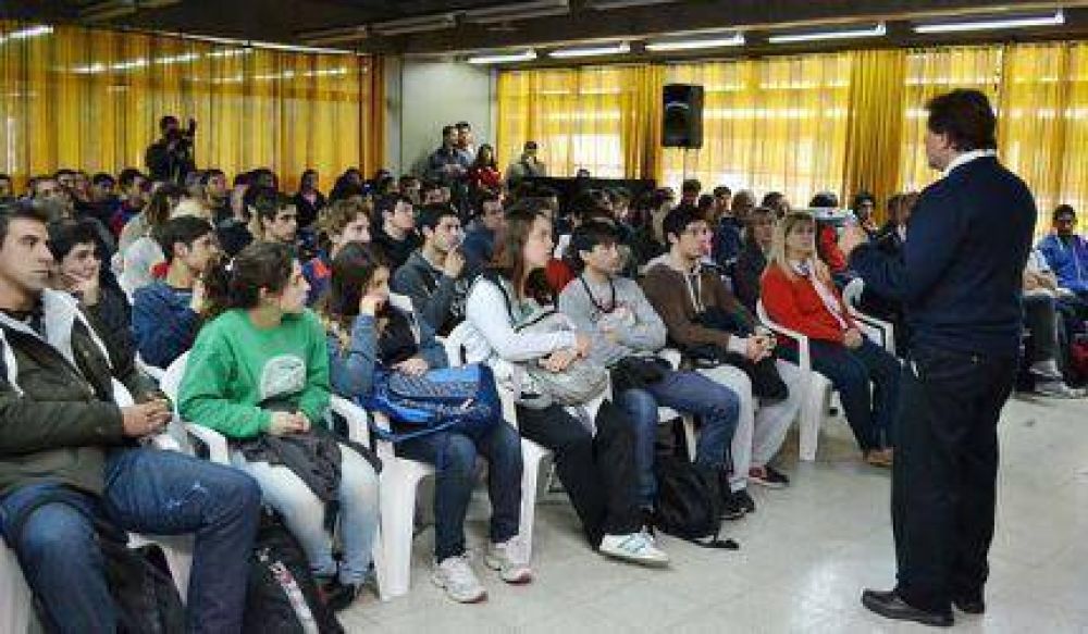 Charla de Pulti con estudiantes sobre la Consulta Popular