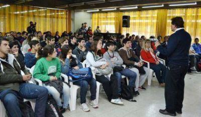 Charla de Pulti con estudiantes sobre la Consulta Popular