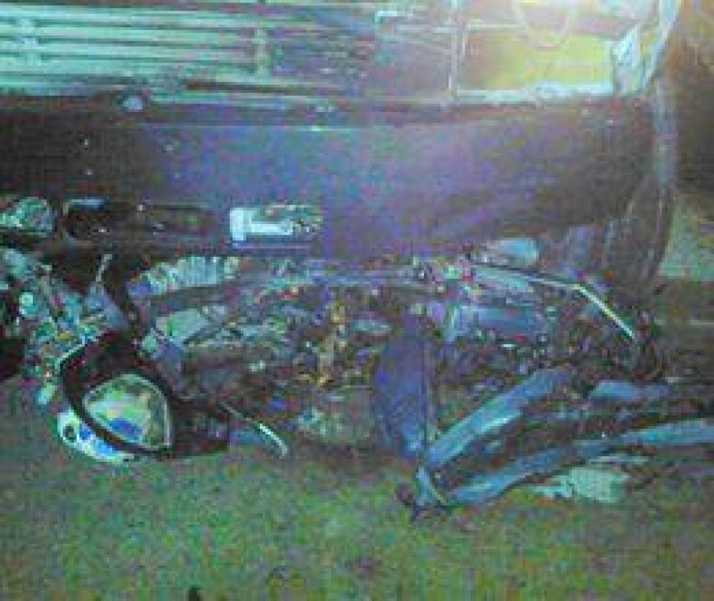 Una moto choc� con autobomba  