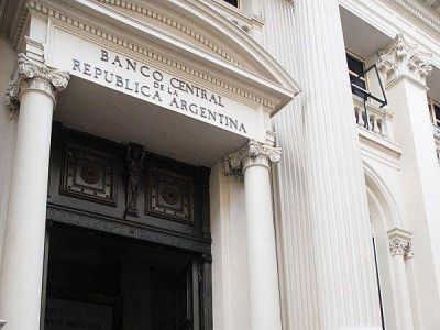 La suba del tipo de cambio oficial supera la inflaci�n de los privados
