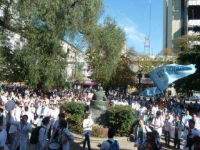 Conflicto en el egreso de Medicina: �Hay una clara l�nea pol�tica de la agrupaci�n que conduce la facultad�, aseguran