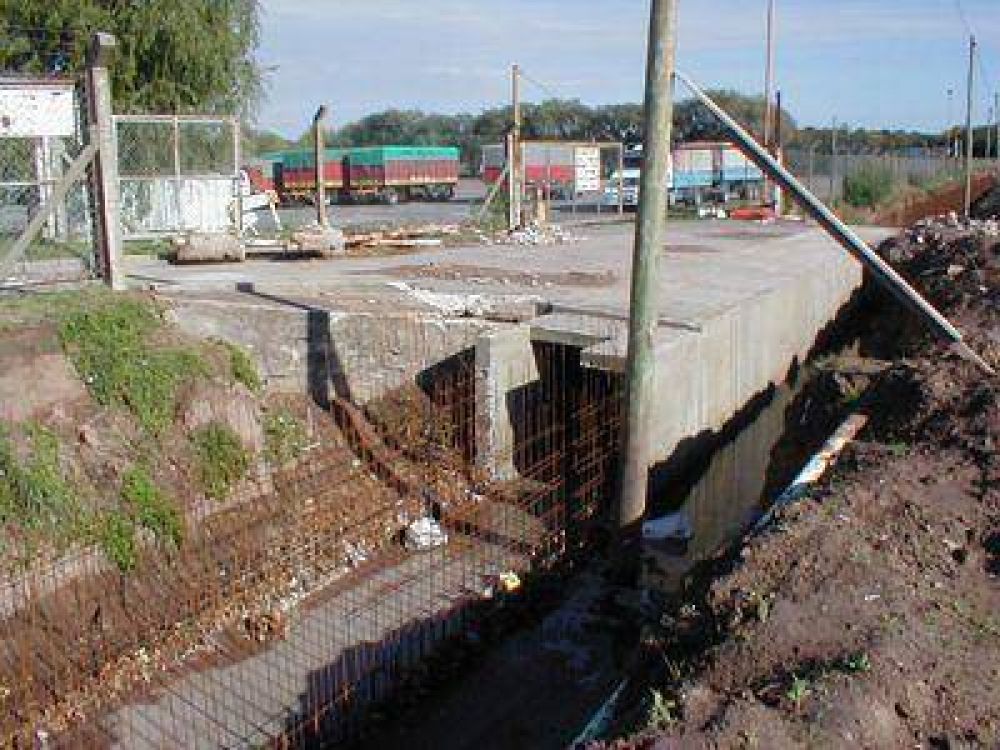 Canalizaciones: Buena marcha de las obras en canal de Mu�oz La empresa constructora ArGua, subcontratada por Balsas Hermanos a tales efecto, contin�a imprimi�ndole buen ritmo a los trabajos de entubamiento del canal que corre por calle Juan G. Mu�oz hasta