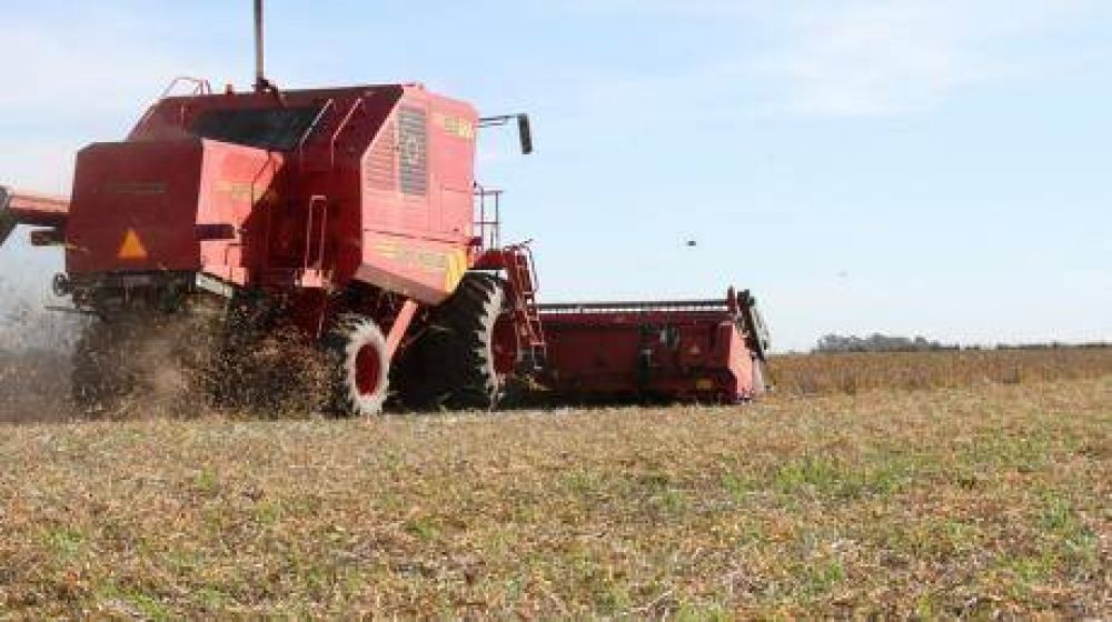 De la Sota reparte un poco la cosecha de las tasas al campo