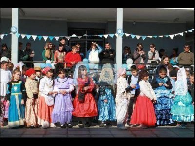 Numerosas escuelas de Paran� celebraron el 25 de Mayo