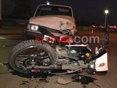 Una menor de 13 a�os en moto y sin casco impact� fuertemente contra un auto 